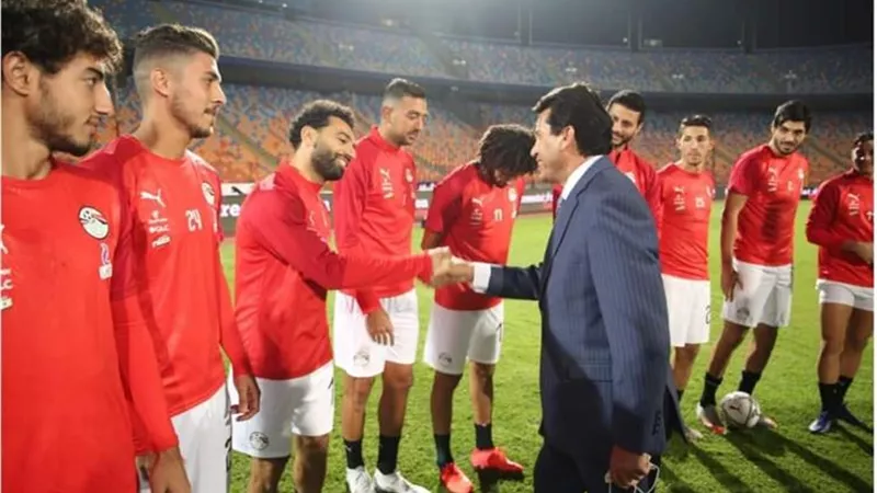 وزير الشباب والرياضة يؤازر لاعبى المنتخب قبل مواجهتى توجو.. شاهد