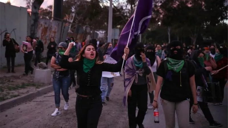 بعد سقوط جرحى .... رئيس المكسيك يعزل وزير الداخلية بسبب قمعه مظاهرة نسائية