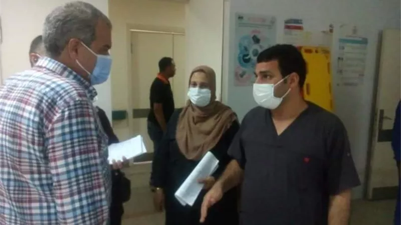 وكيل وزارة الصحة بالبحر الأحمر يطمئن على مصابى حادث إنقلاب الأتوبيس بمستشفى القصير