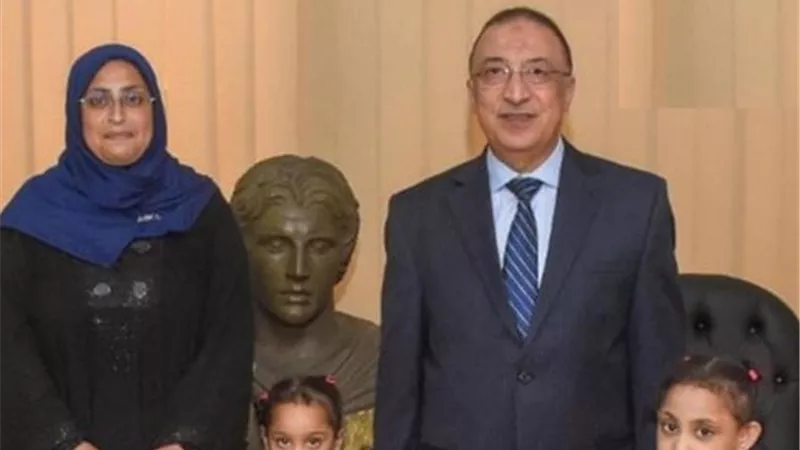محافظ الاسكندرية يستقبل سهى سعيد سيدة توصيل الطلبات بالعجمى
