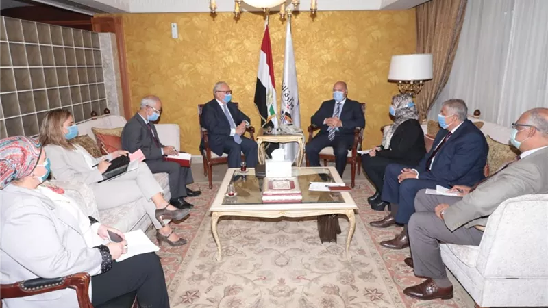 وزير النقل يبحث مع السفير الإيطالي تشغيل خطوط ملاحية بين الموانئ المصرية و الإيطالية وإنشاء خطوط السكك الحديدية