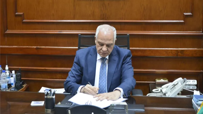 محافظ الجيزة يعتمد حركة ترقيات لــ ٨٢٠ موظف بالديوان العام و الأحياء والمراكز والمدن
