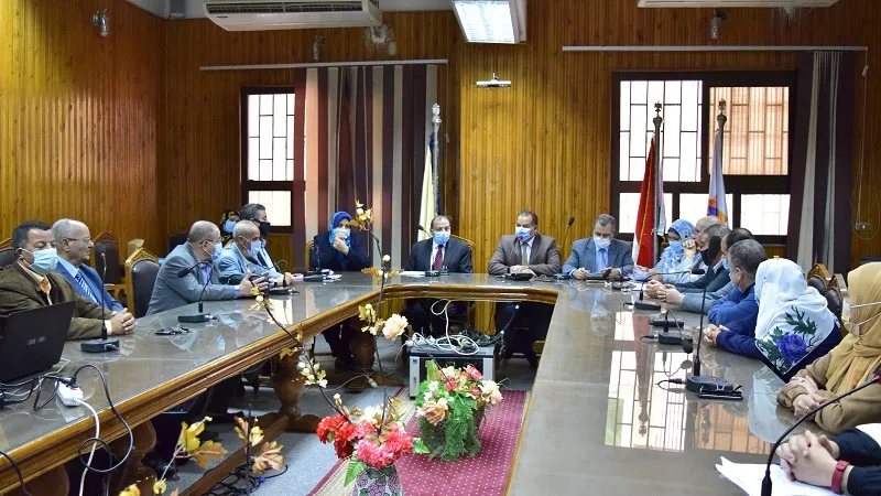 رئيس جامعة بني سويف يشارك فى مجلس كلية الآداب