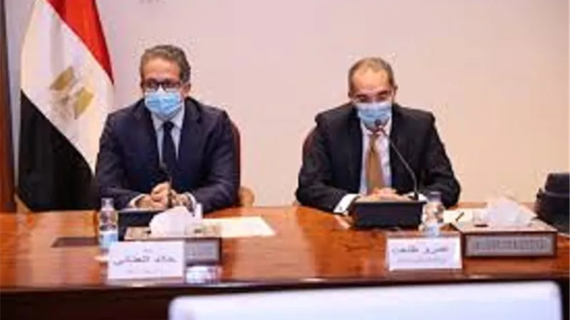 وزيرا السياحة والآثار والاتصالات وتكنولوجيا المعلومات يشهدان توقيع بروتوكول لتطوير البنية التكنولوجية لوزارة السياحة والآثار