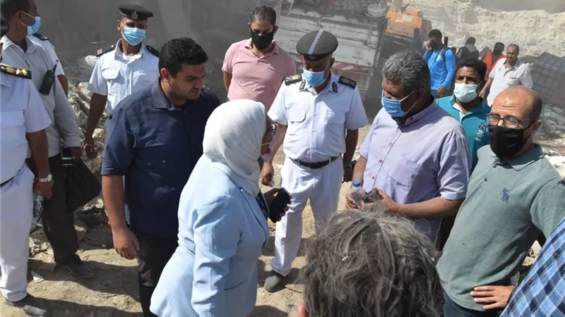جهاز مدينة 15 مايو ينفذ حملة مكبرة لإزالة المبانى المقامة على مخرَّات السيول بمنطقة الزرايب