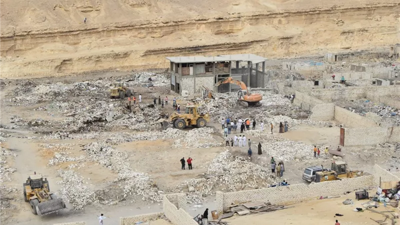 جهاز مدينة 15 مايو ينفذ حملة مكبرة لإزالة المبانى المقامة على مخرَّات السيول بمنطقة الزرايب