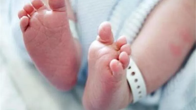 فقد وظيفته.. فباع طفله حديث الولادة