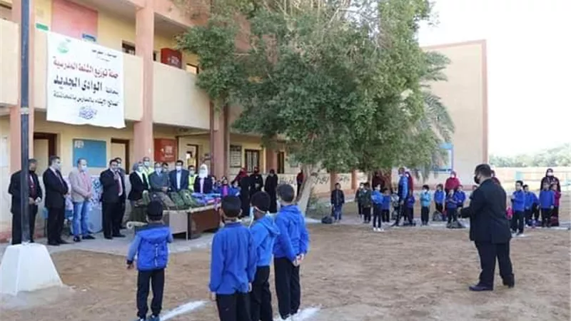 توزيع 225 حقيبة مجانية لطلاب مدارس الخارجة بالوادى الجديد
