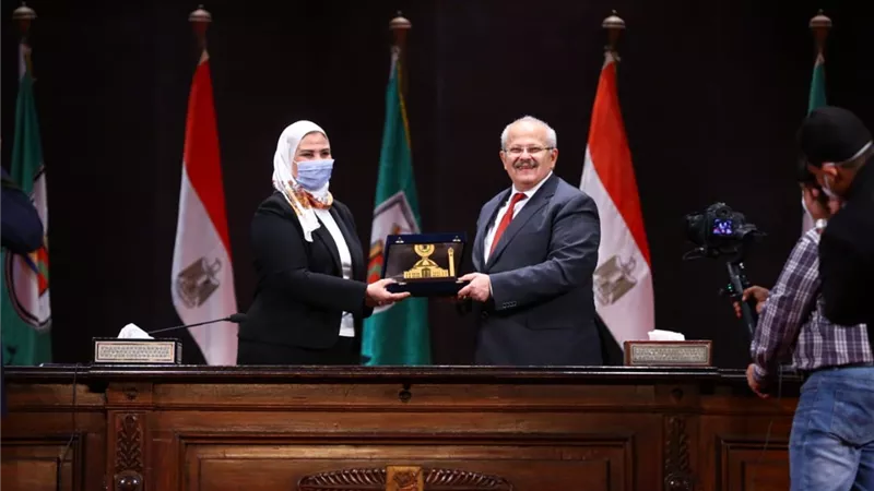 الخشت يهدي وزيرة التضامن الاجتماعي درع تكريم جامعة القاهرة