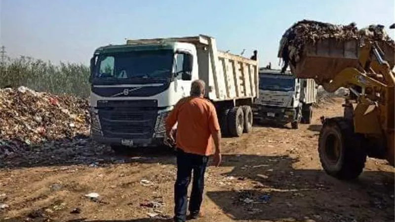 نقل ١٣٠٠ طن قمامة محملة الى المقلب العمومى بأبوشلبى