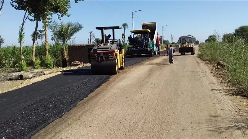 رئبس مركز الزينية يتفقد أعمال رصف الشوارع