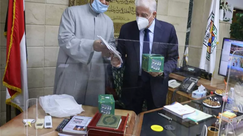 وزير الأوقاف يهدي فوده سلسلة رؤية الثقافية