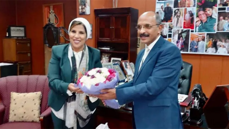 بالصور.. عميد كلية 