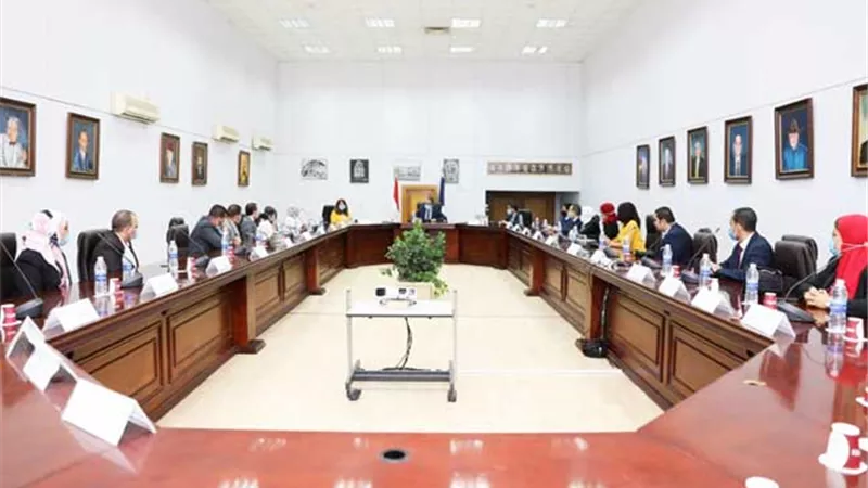 وزير الآثار يلتقي عددا من العاملين والحاصلين على ماجستير إدارة الأعمال الحكومي
