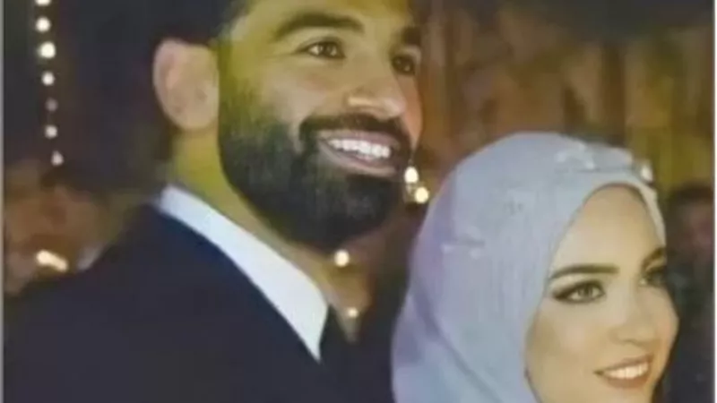 بالأسود.. محمد صلاح وزوجته فى حفل زفاف شقيقه.. شاهد