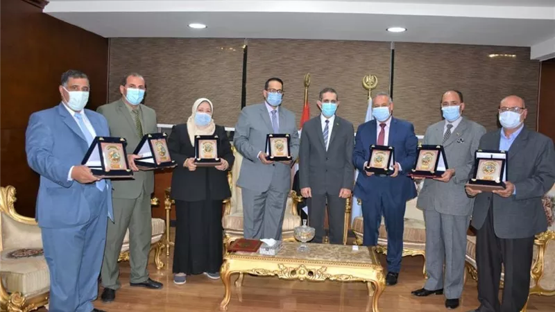 محافظ الغربية يعقد اجتماعاً مع مديري الإدارات التعليمية بالغربية.