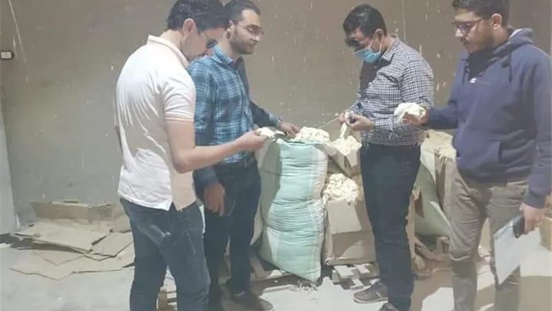غلق مصنع غير مرخص لصناعه القفازات بالواسطى