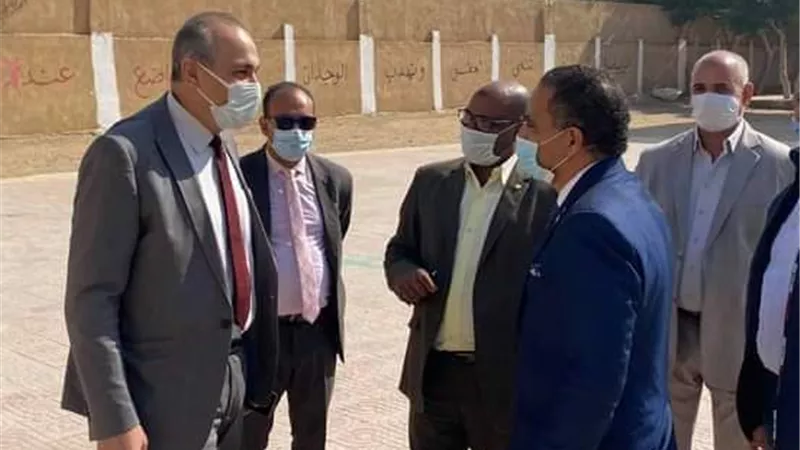 وكيل أول الوزارة يتفقد مدارس البساتين بالقاهرة - بالصور
