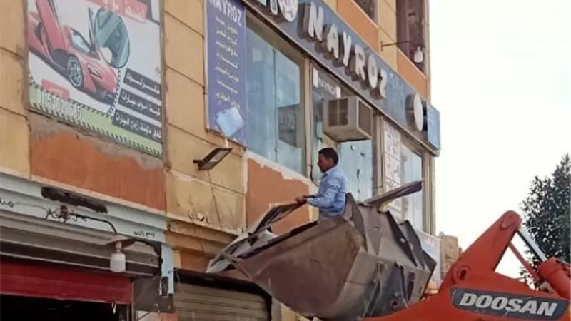 جهاز مدينة العبور يغلق 12 محلاً مخالفاً بالتعاون مع شرطة التعمير.. بالصور