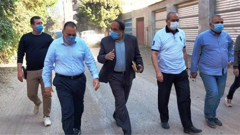 غراب يأمر بتحرير محضر لمواطن يستخدم المياه في رش الشوارع وتطهير مصرف العزيزية