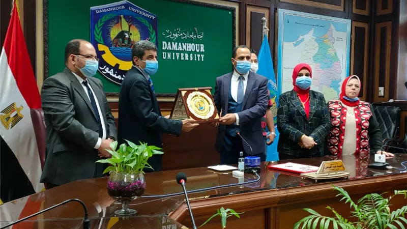 درع جامعة دمنهور لمؤسسة بوابتك للخير لدورها في مساعدة غير القادرين