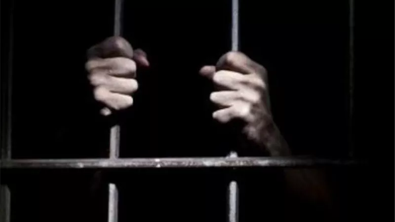 جعلها تزحف..ليرضي زوجته..صاحب فيديو التنمر على والدته قيد التحقيق
