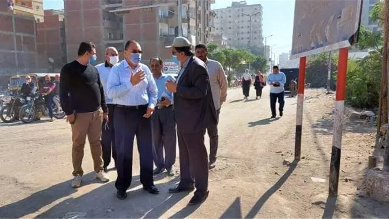غراب يتابع أعمال رصف وتجميل الطريق الدائري بمنيا القمح