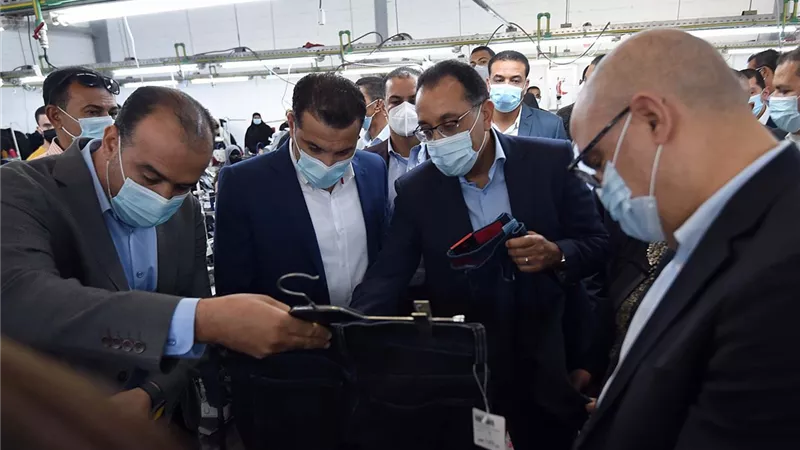 رئيس الوزراء يتفقد مصنع 