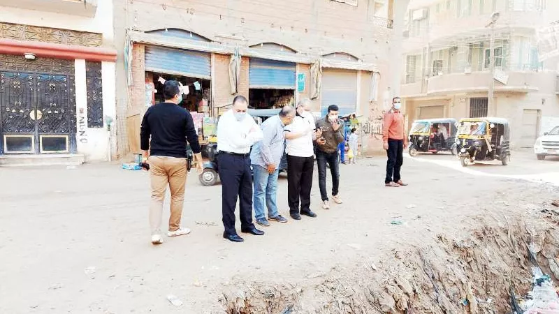 محافظ الشرقية يطبق مبدأ الثواب والعقاب في قرية العزيزية
