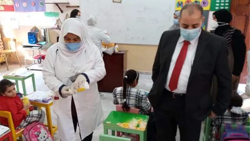 مديرالتأمين الصحى يتابع اعمال مبادرة الانيميا وتجريع الطلاب بالزقازيق