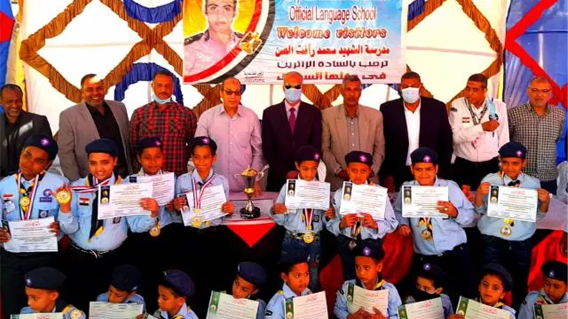 وكيل وزارة التعليم بالأقصر يزور إدارة أرمنت ويكرم المتميزين