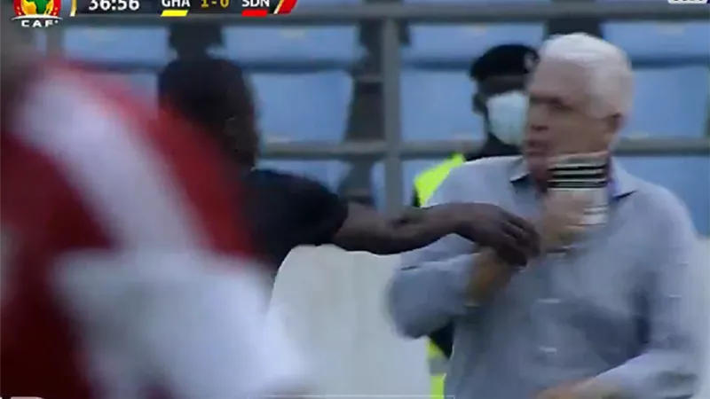 مفاجأة.. حكم المباراة يعتدى على مدرب منتخب السودان خلال مواجهة غانا.. فيديو