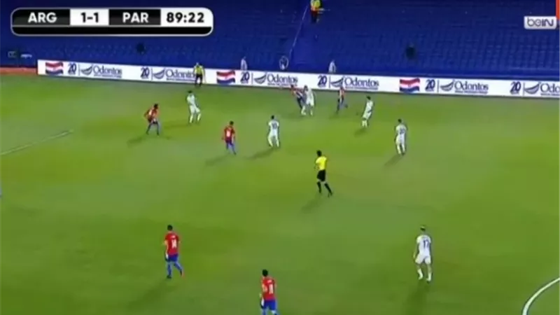 تعادل الارجنتين وباراجواى 1 / 1 بعد الغاء هدف ليونيل ميسي عن طريق الفار