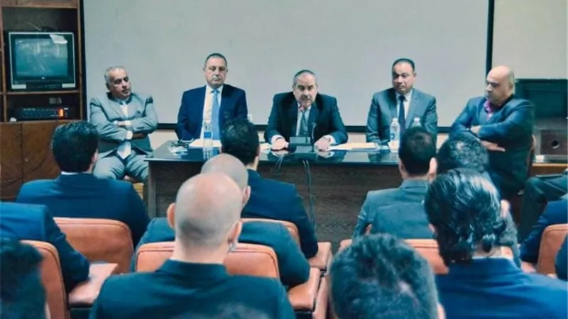 وزير الطيران المدني يلتقي بطياري مصر للطيران الجدد