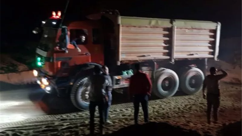 جهاز العبور الجديدة يضبط 5 مركبات ومحجر غير شرعى ليلاً بالتعاون مع شرطة التعمير.. بالفيديو