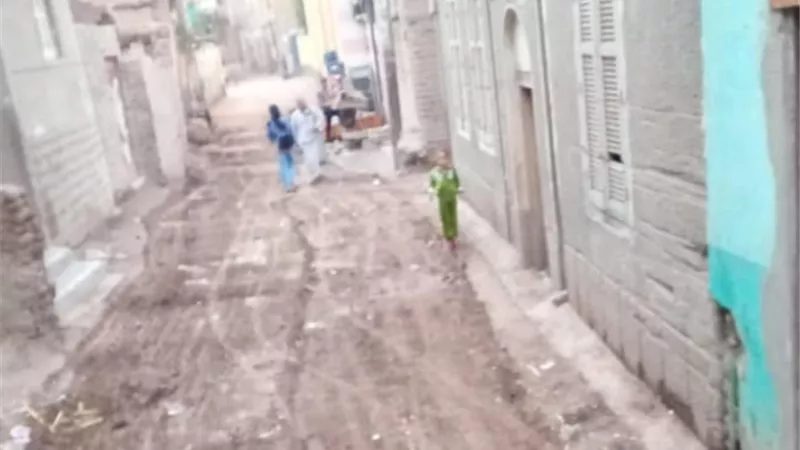 محافظ أسيوط: حملات لتسوية وتمهيد طرق بمركزي ساحل سليم وأبنوب تيسيرًا على المواطنين
