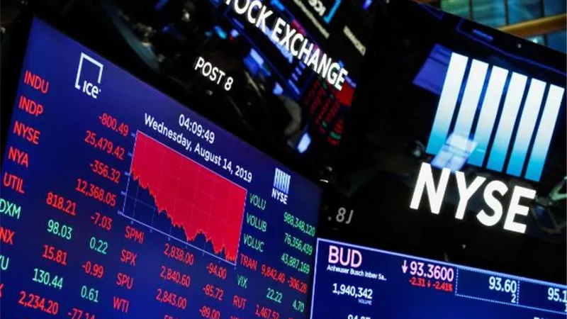 تباطؤ الأسهم العالمية وسط تراجع عائدات السندات