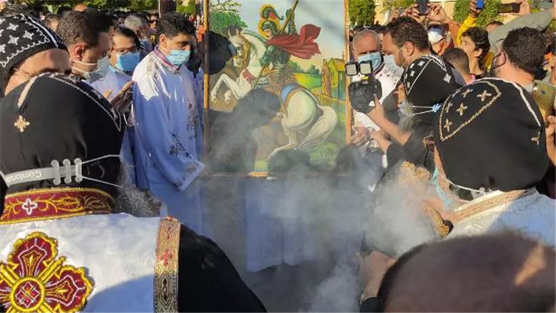 بالتسابيح والإلحان الأقباط يواصلون إحتفالات دير مارجرجس بالرزيقا في الأقصر.صور