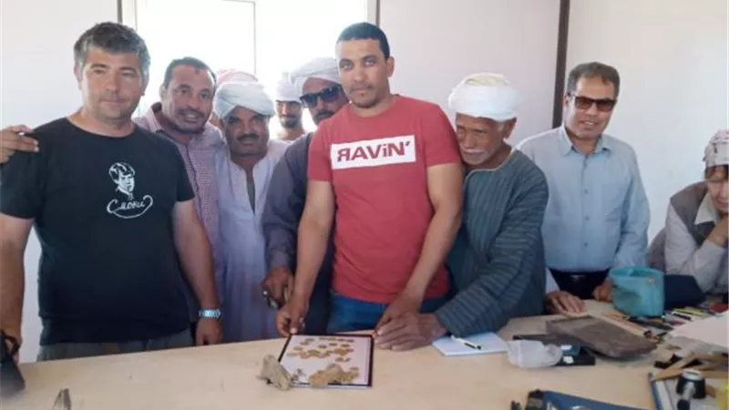 البعثة الروسية الأثرية بالفيوم تعثر على 28 دينارا ذهبيا فى منطقة دير البنات.. بالصور