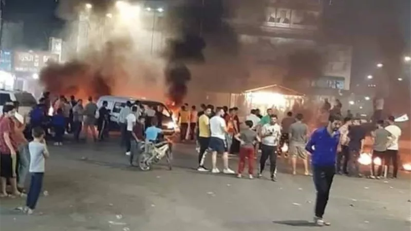 أضرموا النار بالإطارات وأغلقوا الطرق بالحجارة.. أحداث شغب في الرمثا بالأردن