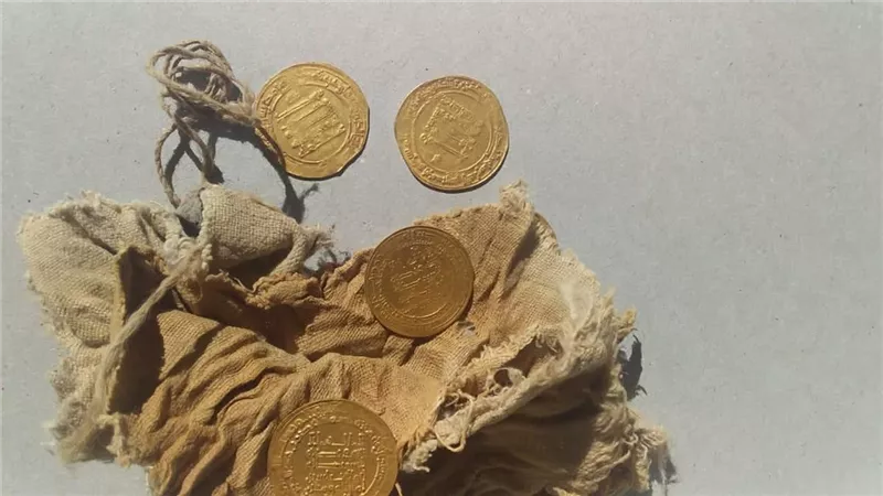 اكتشاف ٢٨ دينارا من الذهب و ٥ قطع صغيرة من الدنانير من العصر العباسي بالفيوم