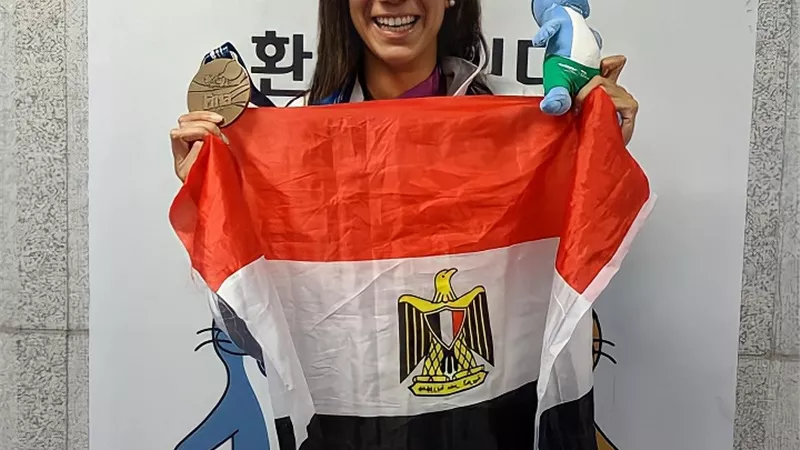 فريدة عثمان تحصد ذهبية بطولة أمريكا المفتوحة للسباحة