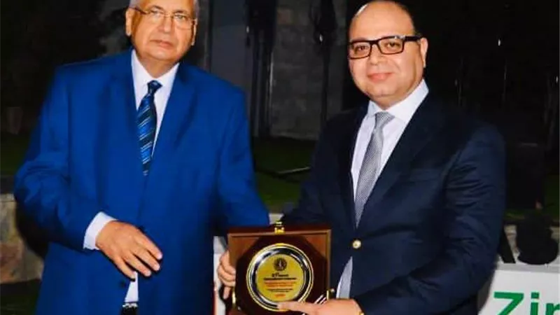 مستشار الرئيس للشئون الصحية يكرم مدير مستشفي الصدر الجامعي بطنطا