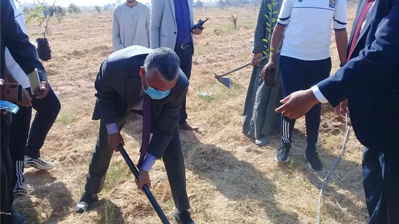 ضمن انشطة مبادرة هنجملها : غرس 1200 شجرة مثمرة بجامعة جنوب الوادى