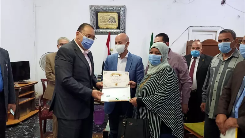 غراب ومسعود يكرمان مفتشة الإدارة الصحية بمنياالقمح لكفاءتها فى العمل
