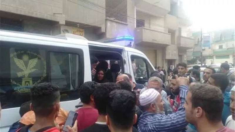 أهالى بيلا يقبضون على خاطفة الأطفال ويسلمونها للشرطة.. بالصور