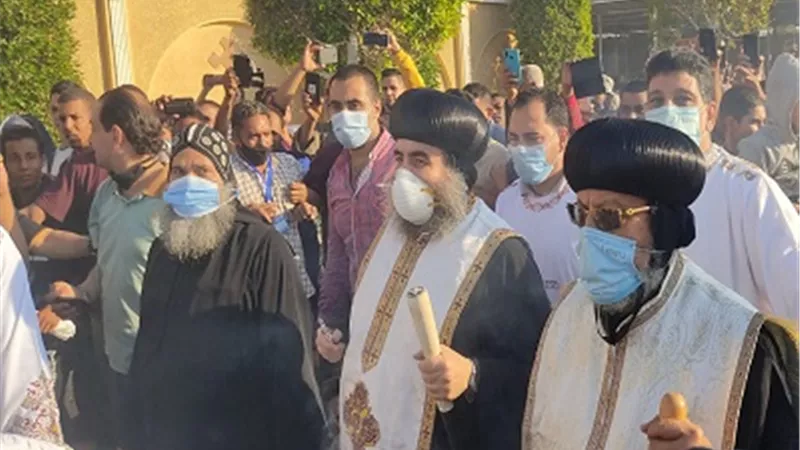 بالصور.. طواف الشمامسة بدير الرزيقات أحتفالاً بالشهيد مارجرجس بالأقصر