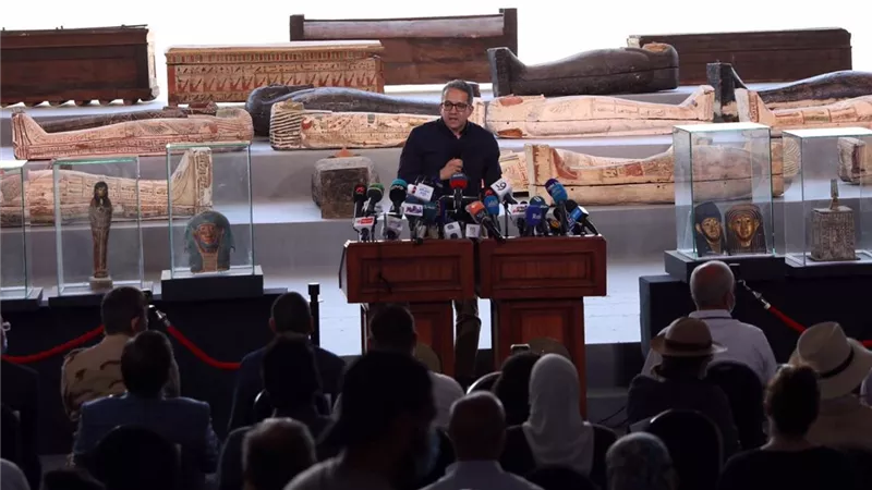 صور| كشف أثري جديد بمنطقة آثار سقارة.. 100 تابوتًا خشبيًا مغلقًا بحالتهم الأولي داخل آبار للدفن