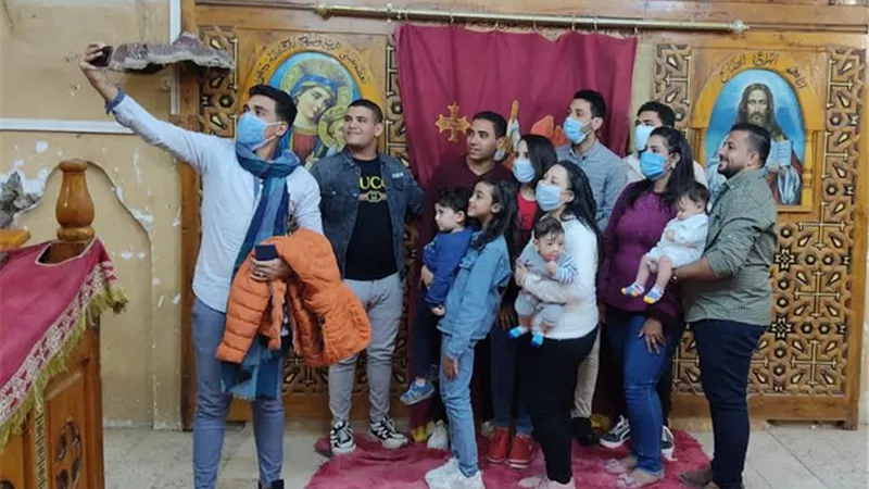 الأقباط يلتقطون الصور التذكارية فى أحتفالات دير مارجرجس بالأقصر