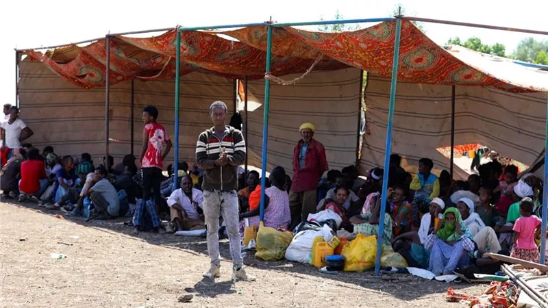 هرباً من الحرب.. إثيوبيون يعبرون نهراً إلى السودان